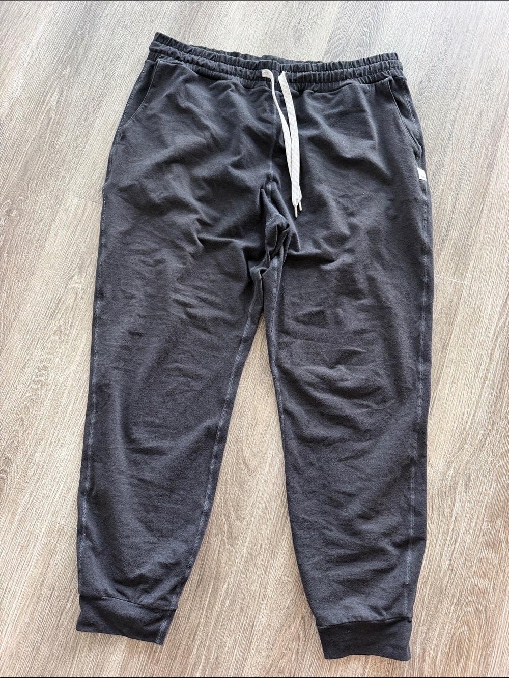 Vuori performance joggers tapered leg pants black heather medium